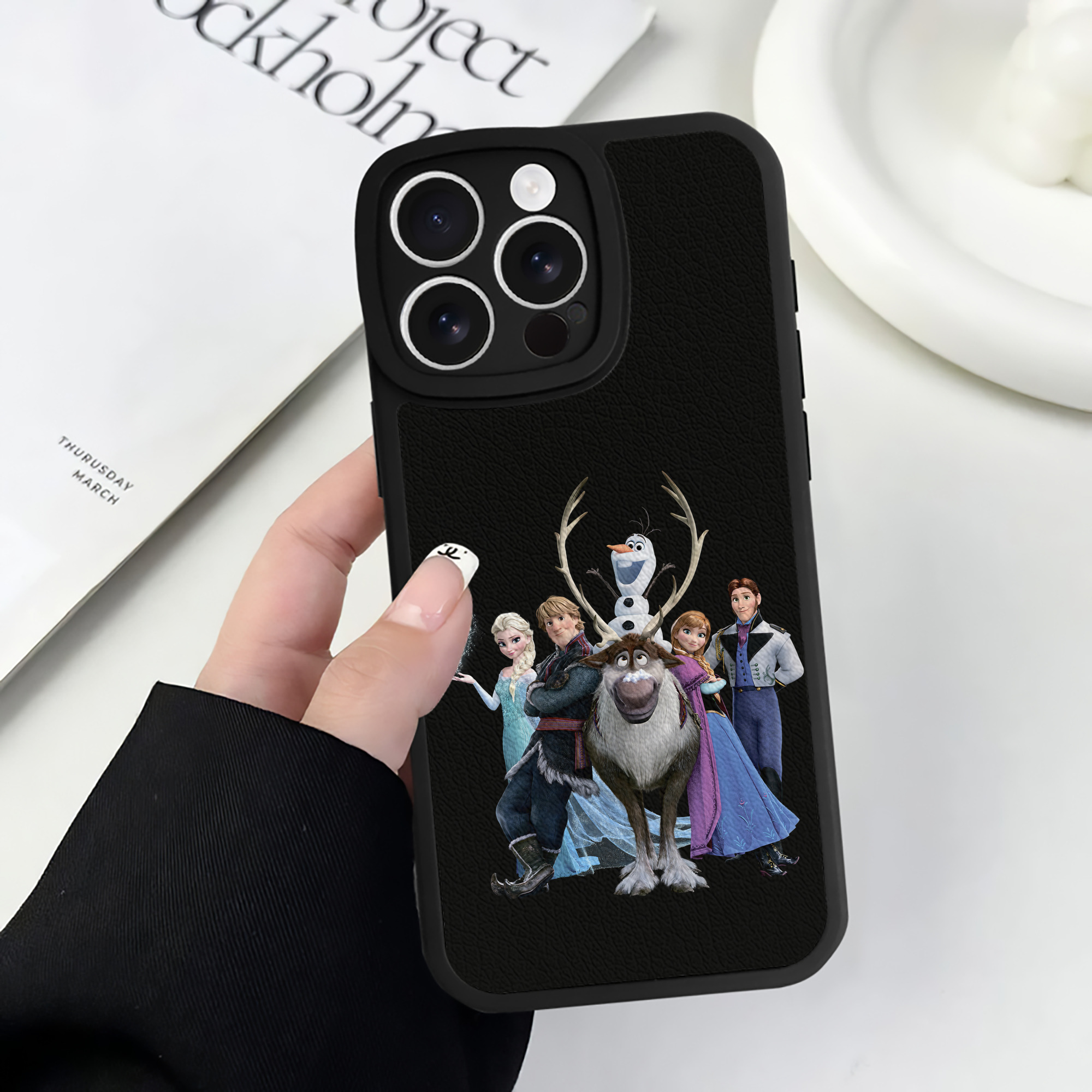 （画像用） アナと雪の女王 アンナ エルサ Frozen Anna Elsa 【iPhone 16シリーズ対応】シリコンスマホケース（レザー調） 材質：シリコン